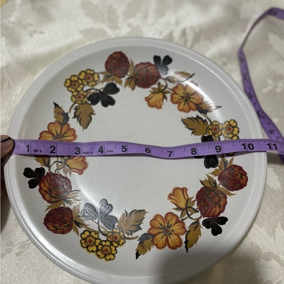 Vintage “Clover” Floral Patterned Serveware Plates - Picture 5 of 5